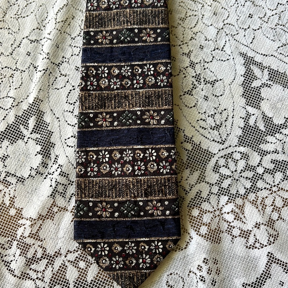 Pure silk men tie. Made in Italy. Barely worn. Mint condition